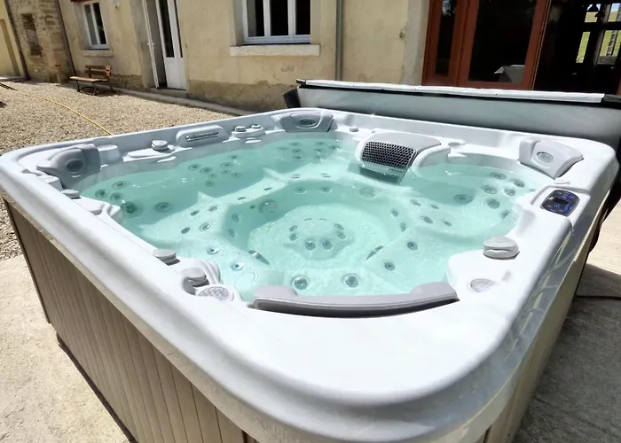 Holiday home Retraite Champetre Spacieuse Pres De Avec Jacuzzi